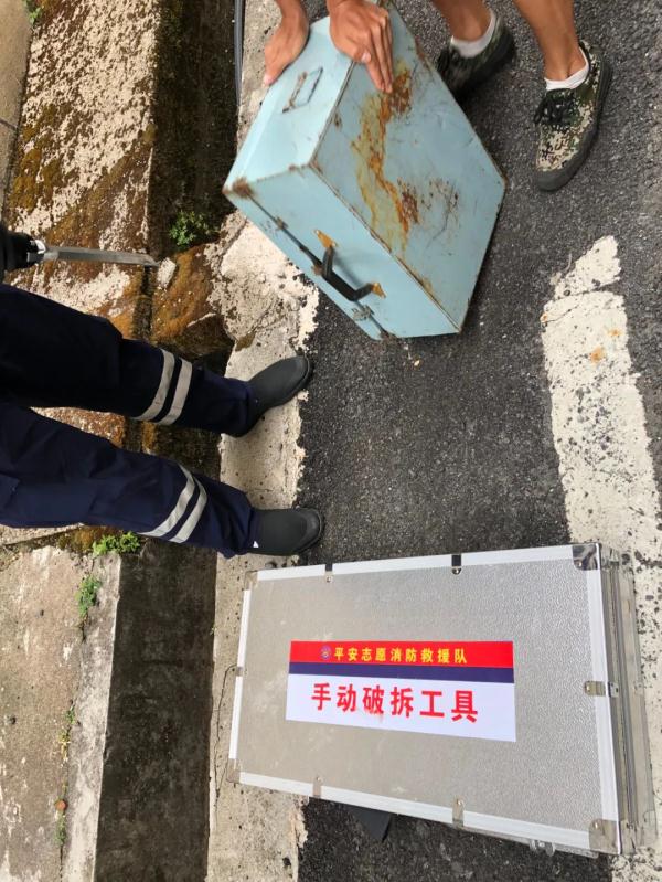 这个大学生的生锈铁皮柜，让人瞬间感动……