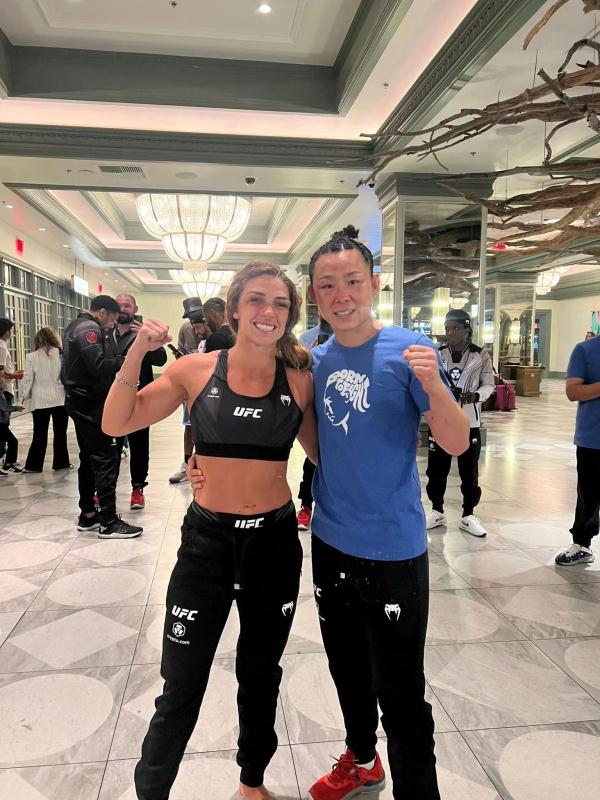 中国女将闪耀UFC!闫晓楠主赛击败邓恩,重返世界前五 中国女将闪耀UFC!闫晓楠主赛击败邓恩,重返世界前五