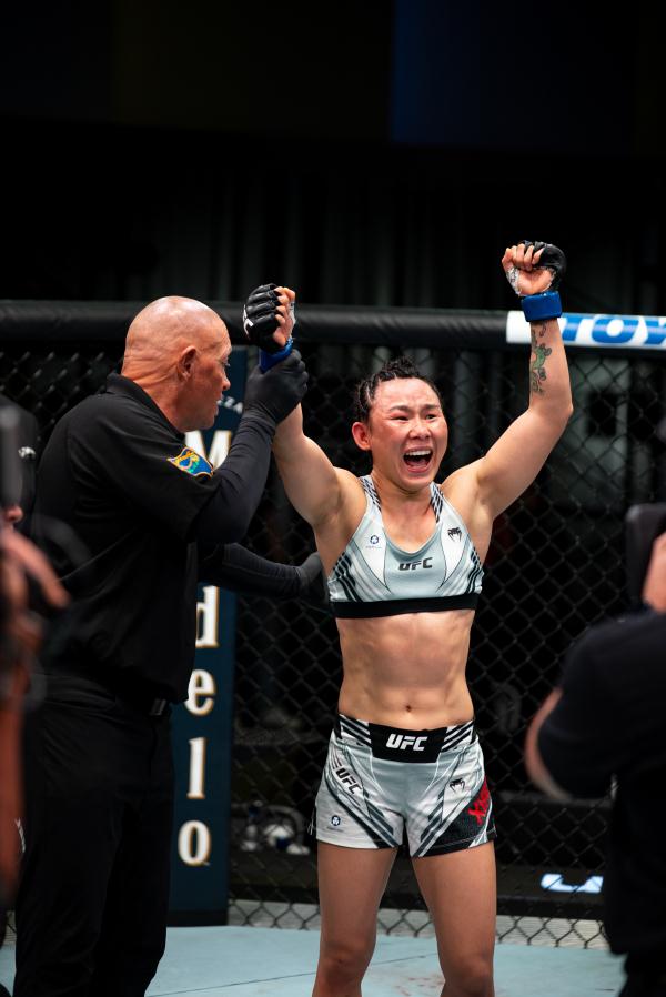 中国女将闪耀UFC!闫晓楠主赛击败邓恩,重返世界前五 中国女将闪耀UFC!闫晓楠主赛击败邓恩,重返世界前五