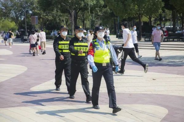 上海迪士尼迎来大客流，警方提醒！