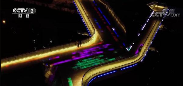 假日经济火爆 | 新游船新路线 “夜游锦江”感受成都新活力 假日经济火爆 | 新游船新路线 “夜游锦江”感受成都新活力