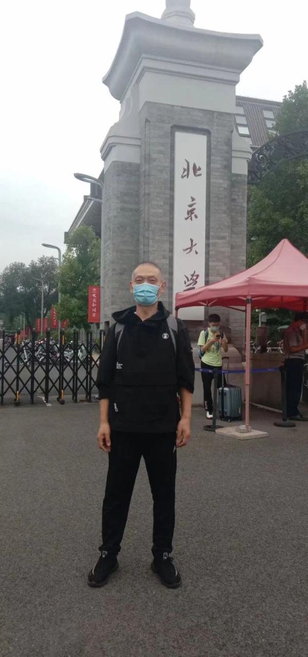 还记得那个“送儿子去北大，店铺歇业”的店主吗？他又去北大了！