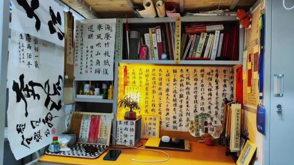 火出圈!大三男生用书法打造寝室版“陋室铭” 火出圈!大三男生用书法打造寝室版“陋室铭”