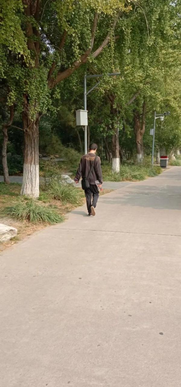 还记得那个“送儿子去北大，店铺歇业”的店主吗？他又去北大了！