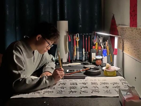 火出圈!大三男生用书法打造寝室版“陋室铭” 火出圈!大三男生用书法打造寝室版“陋室铭”