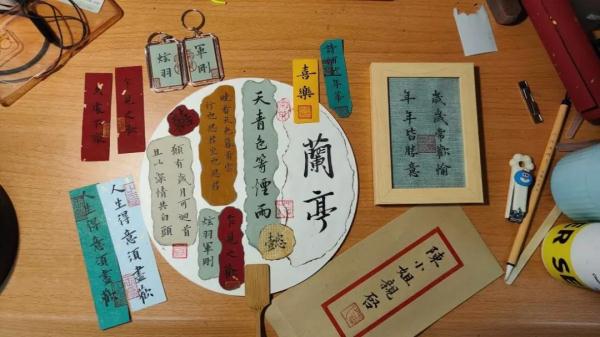 火出圈!大三男生用书法打造寝室版“陋室铭” 火出圈!大三男生用书法打造寝室版“陋室铭”