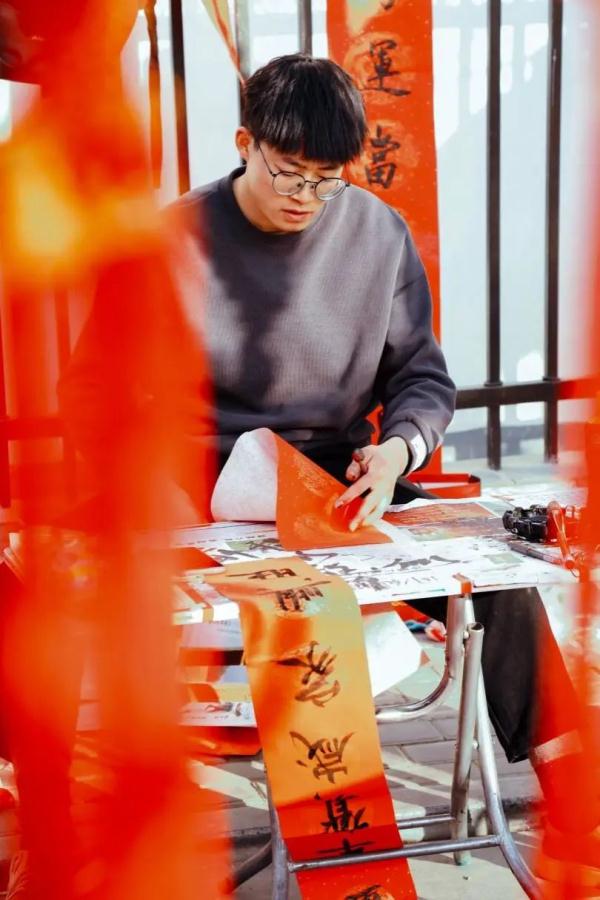 火出圈!大三男生用书法打造寝室版“陋室铭” 火出圈!大三男生用书法打造寝室版“陋室铭”