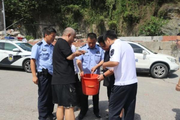 男孩交给警察1只4眼蓝血小怪物，网友：还真没见过