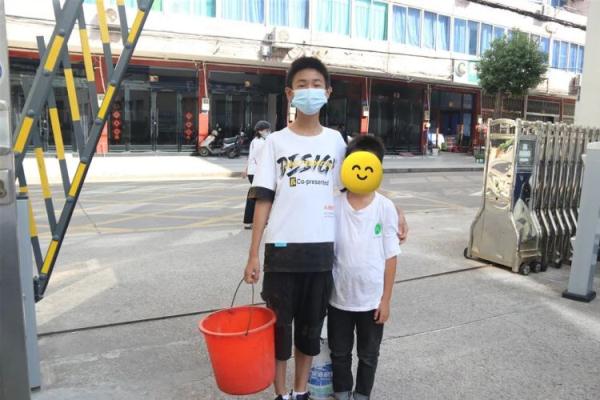 男孩交给警察1只4眼蓝血小怪物，网友：还真没见过