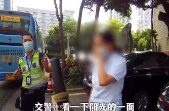 道路中央，女子在车内崩溃大哭，交警选择这样做
