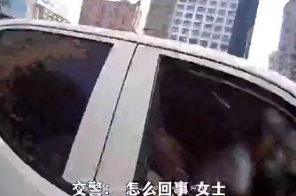 道路中央，女子在车内崩溃大哭，交警选择这样做