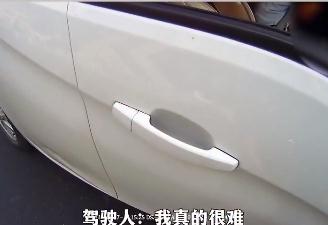 道路中央，女子在车内崩溃大哭，交警选择这样做