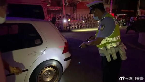 事发厦门鹭江道附近!一对情侣被查处! 事发厦门鹭江道附近!一对情侣被查处!