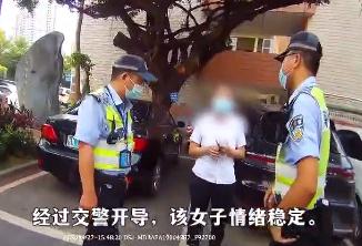 道路中央，女子在车内崩溃大哭，交警选择这样做