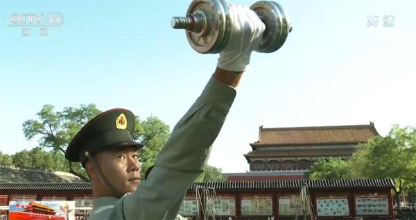 国旗护卫队升旗手：千锤百炼 守好天安门广场那抹中国红