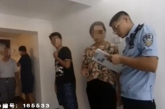 6岁儿童被困电梯！警察撬开“生命缝隙”......