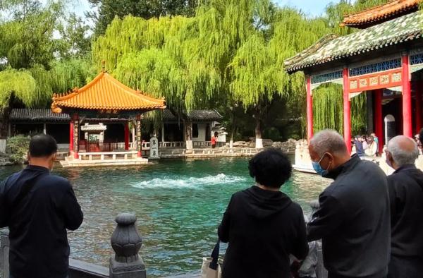 济南趵突泉地下水位创57年来最高水位纪录，游客好福气