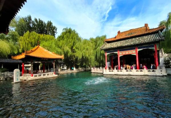 济南趵突泉地下水位创57年来最高水位纪录，游客好福气