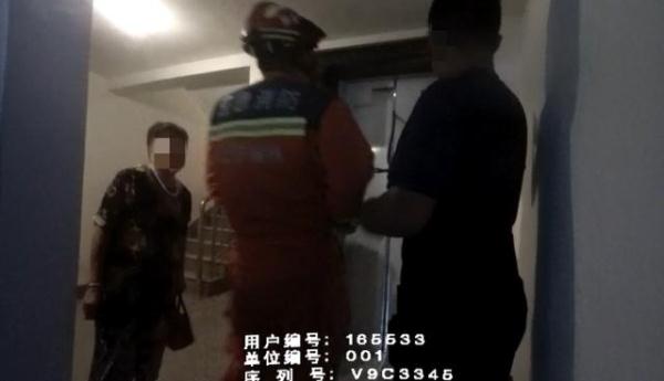 6岁儿童被困电梯！警察撬开“生命缝隙”......