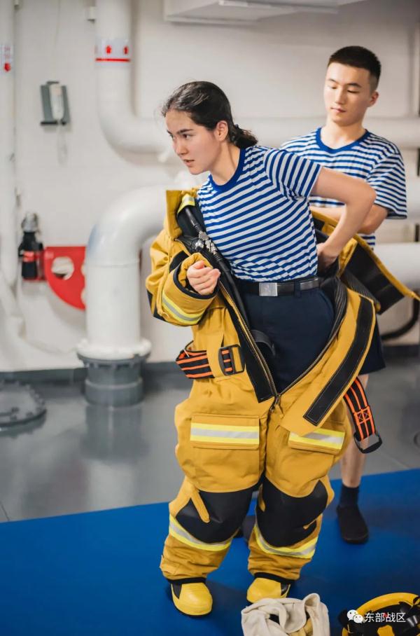 这个女兵太飒了!驾驶战舰到访26国,航迹可绕地球12圈…… 这个女兵太飒了!驾驶战舰到访26国,航迹可绕地球12圈……