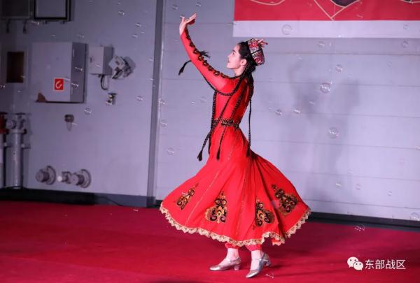 这个女兵太飒了!驾驶战舰到访26国,航迹可绕地球12圈…… 这个女兵太飒了!驾驶战舰到访26国,航迹可绕地球12圈……