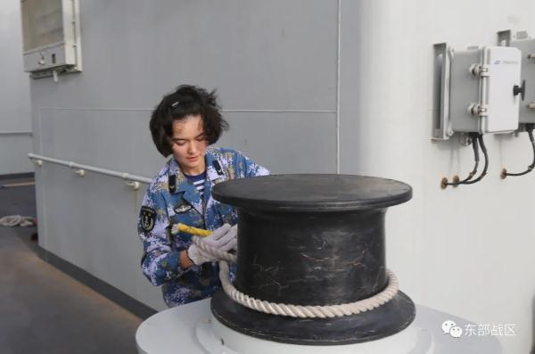 这个女兵太飒了!驾驶战舰到访26国,航迹可绕地球12圈…… 这个女兵太飒了!驾驶战舰到访26国,航迹可绕地球12圈……