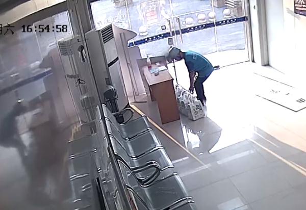 “谢谢警察哥哥！”国庆假期，杭州萧山一派出所收到一份特殊外卖