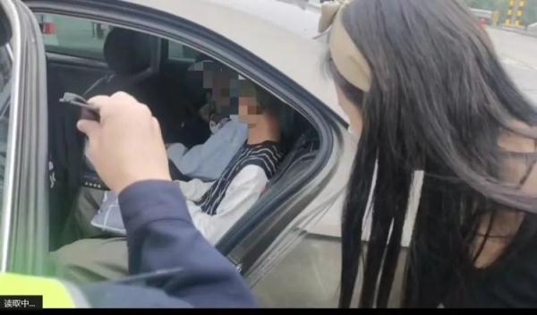 3名小孩被“塞”进后备箱！这种超员您见过吗？