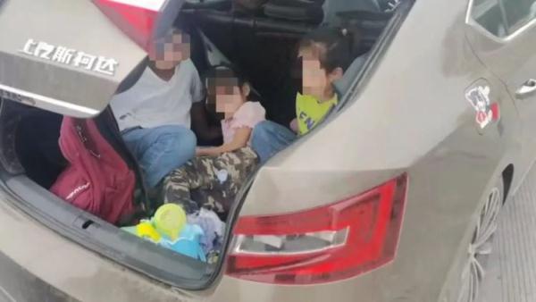 3名小孩被“塞”进后备箱！这种超员您见过吗？