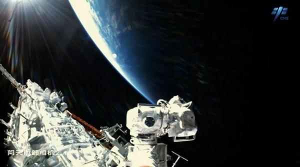 中国空间站美景_太空养生舱不吃饭_第一视角看航天员舱外攀爬