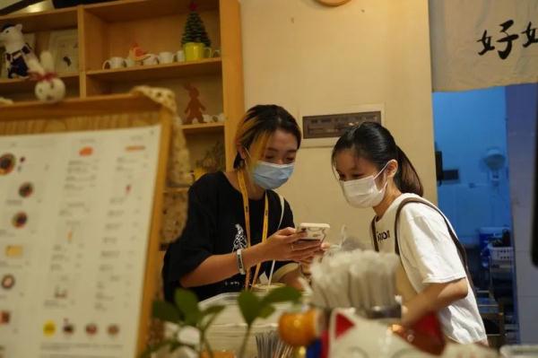 毕业才2年,23岁姑娘已“管”着200家店,工作就是“逛街” 毕业才2年,23岁姑娘已“管”着200家店,工作就是“逛街”