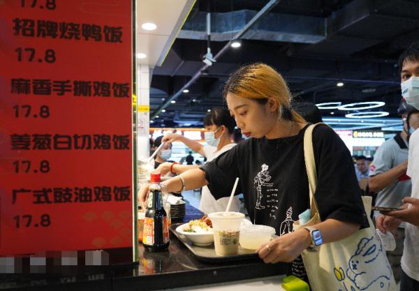 毕业才2年,23岁姑娘已“管”着200家店,工作就是“逛街” 毕业才2年,23岁姑娘已“管”着200家店,工作就是“逛街”