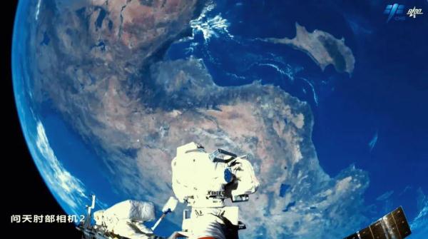 太空养生舱不吃饭_中国空间站美景_第一视角看航天员舱外攀爬