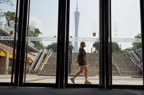 毕业才2年,23岁姑娘已“管”着200家店,工作就是“逛街” 毕业才2年,23岁姑娘已“管”着200家店,工作就是“逛街”