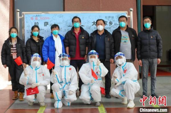 青海省援藏抗疫医疗队乘火车专列返乡
