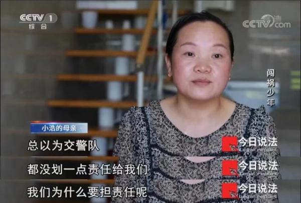 15岁少年驾驶电动车并搭乘同伴撞倒老人致死，如何担责？