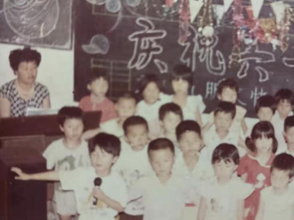 73岁退休教师重新教拼音，学生有72岁老人......