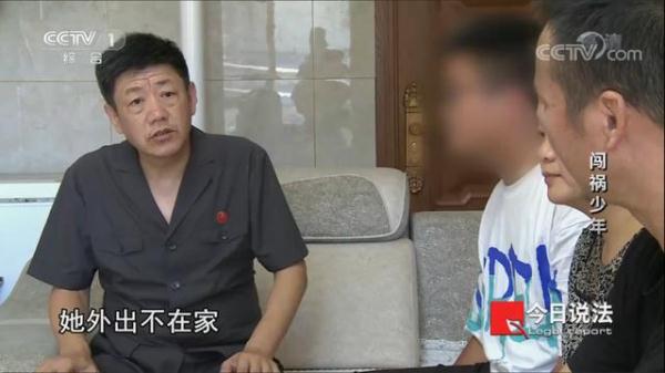 15岁少年驾驶电动车并搭乘同伴撞倒老人致死，如何担责？