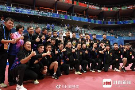国乒男团夺冠后 主教练说斯韦思林杯太重了