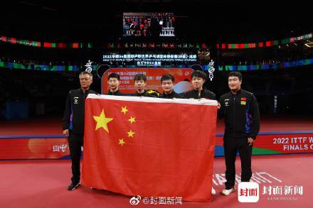 国乒男团夺冠后 主教练说斯韦思林杯太重了