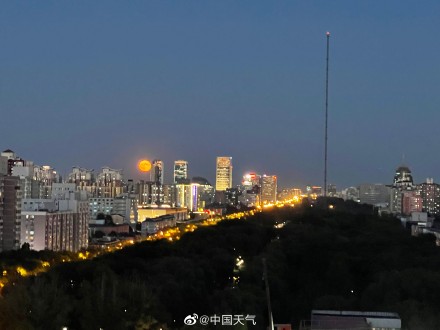 北京天空升起一轮巨大金黄圆月为何月亮有时看起来是金黄色的？