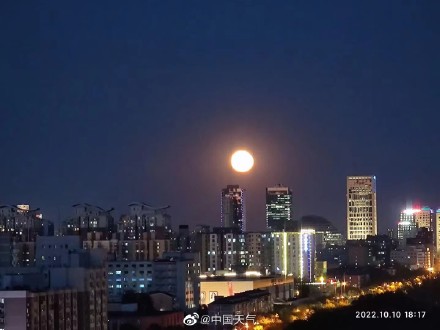 北京天空升起一轮巨大金黄圆月为何月亮有时看起来是金黄色的？