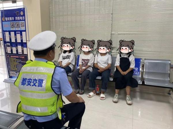 4人“共享”1人“空中飞”!这种行为很危险 4人“共享”1人“空中飞”!这种行为很危险