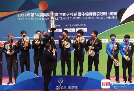 国乒男团夺冠后 主教练说斯韦思林杯太重了