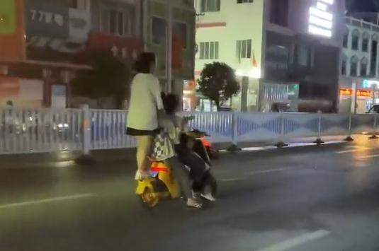 4人“共享”1人“空中飞”!这种行为很危险 4人“共享”1人“空中飞”!这种行为很危险