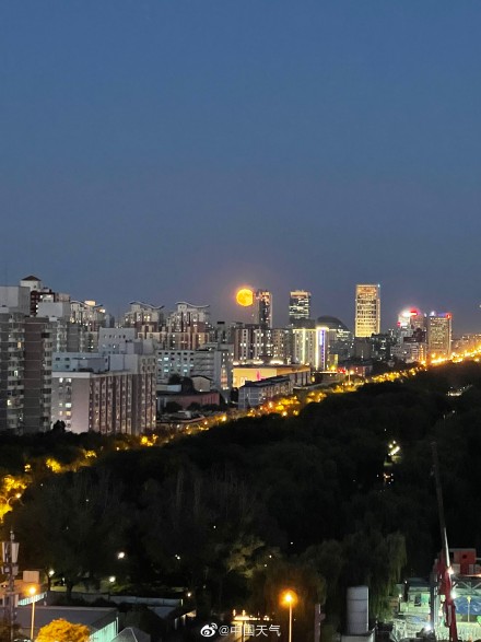 北京天空升起一轮巨大金黄圆月为何月亮有时看起来是金黄色的？