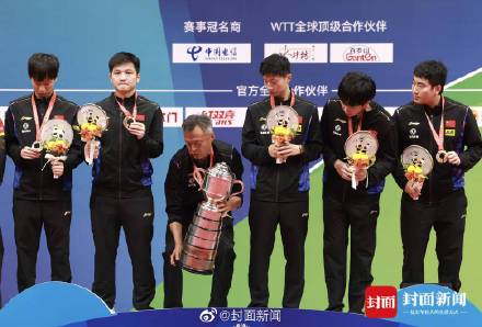 国乒男团夺冠后 主教练说斯韦思林杯太重了