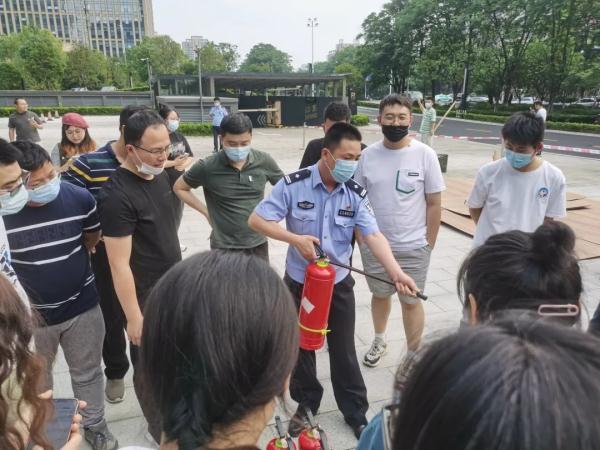 杭州小伙上班捧着手机不离手，经理直接报警！