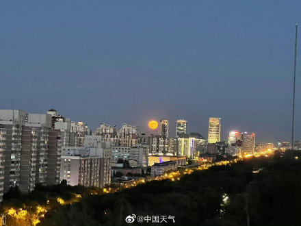 北京天空升起一轮巨大金黄圆月为何月亮有时看起来是金黄色的？