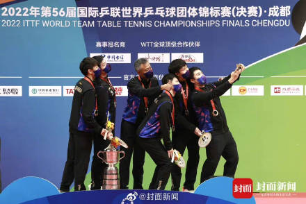 国乒男团夺冠后 主教练说斯韦思林杯太重了